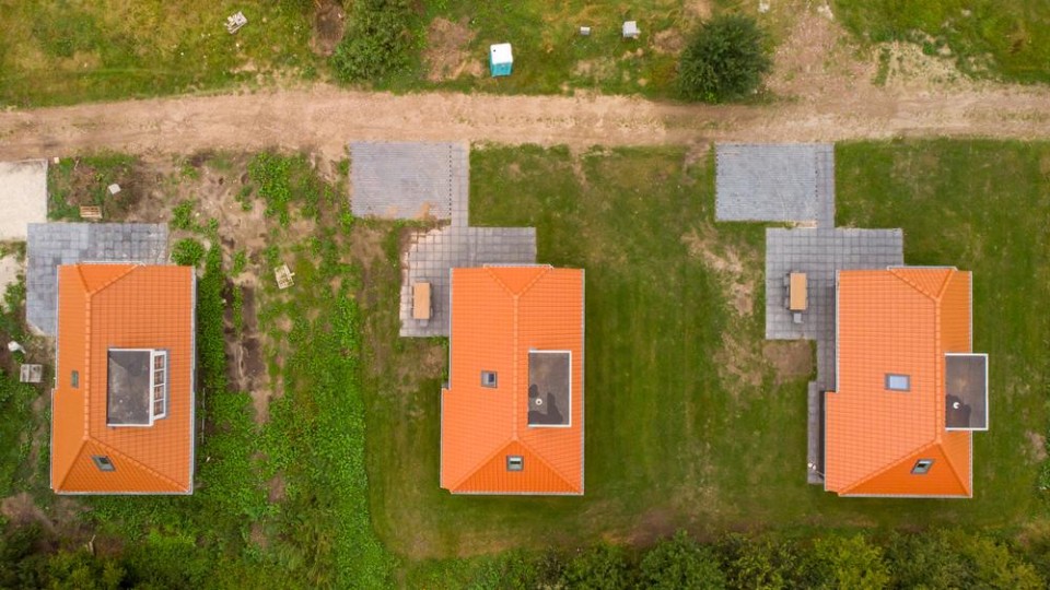 Drie vakantiebungalows van bovenaf gezien