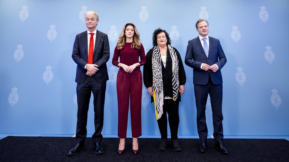 Geert Wilders (PVV), Dilan Yesilgoz (VVD), Caroline van der Plas (BBB) en Pieter Omtzigt (NSC) donderdagochtend tijdens de presentatie van…