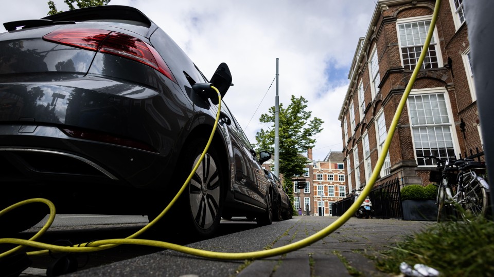 Het opladen van een elektrische auto.