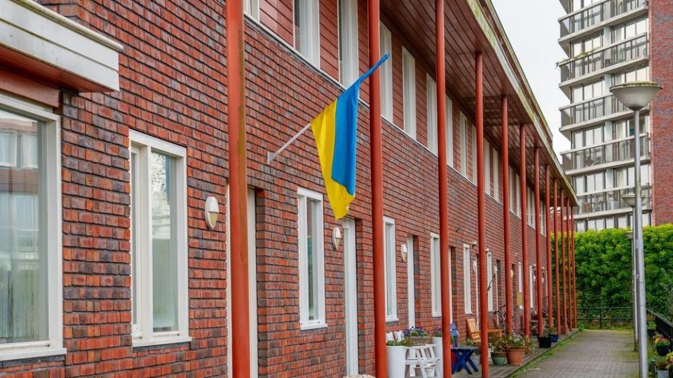 Oekraïnse vlag bij woonhuis