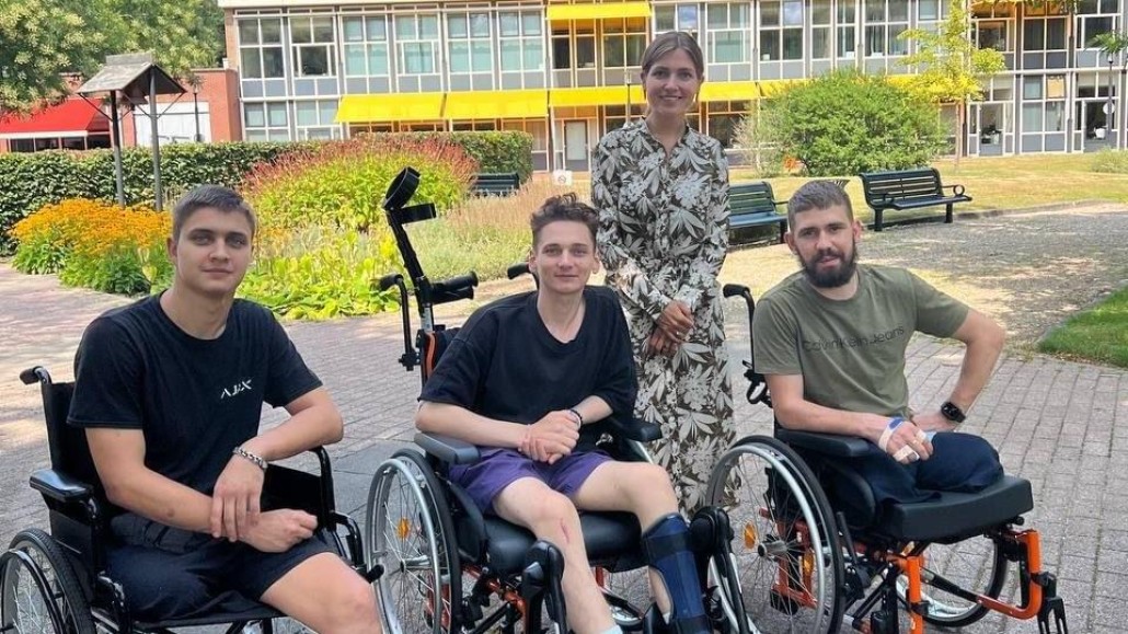 Kseniya Negrutsa met drie Oekraïense patiënten