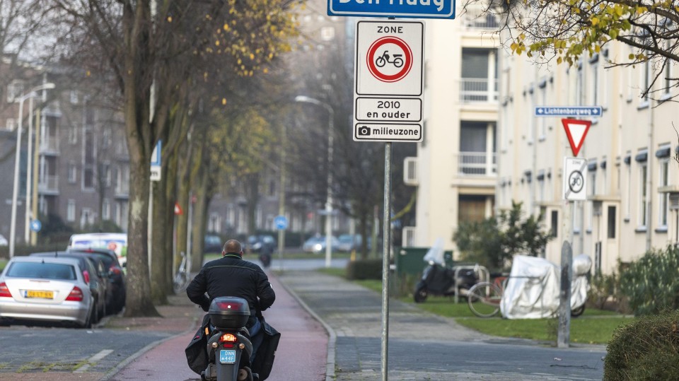 Een milieuzone in Den Haag waar oudere brom- en snorfietsen met een benzinemotor niet mogen komen.