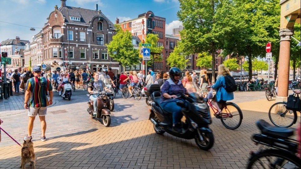 scooters, fietsen en wandelaars centrum Groningen