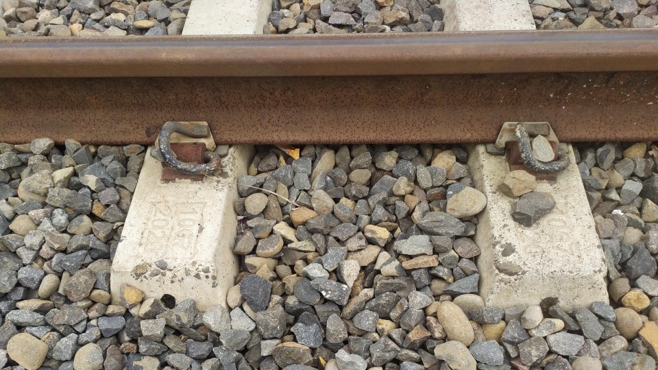 Ballaststenen bij rails