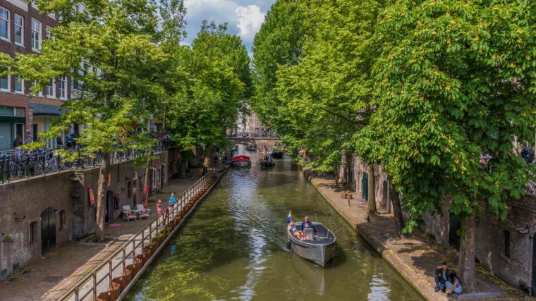 Utrecht wil groepen feestvierders weren uit grachten