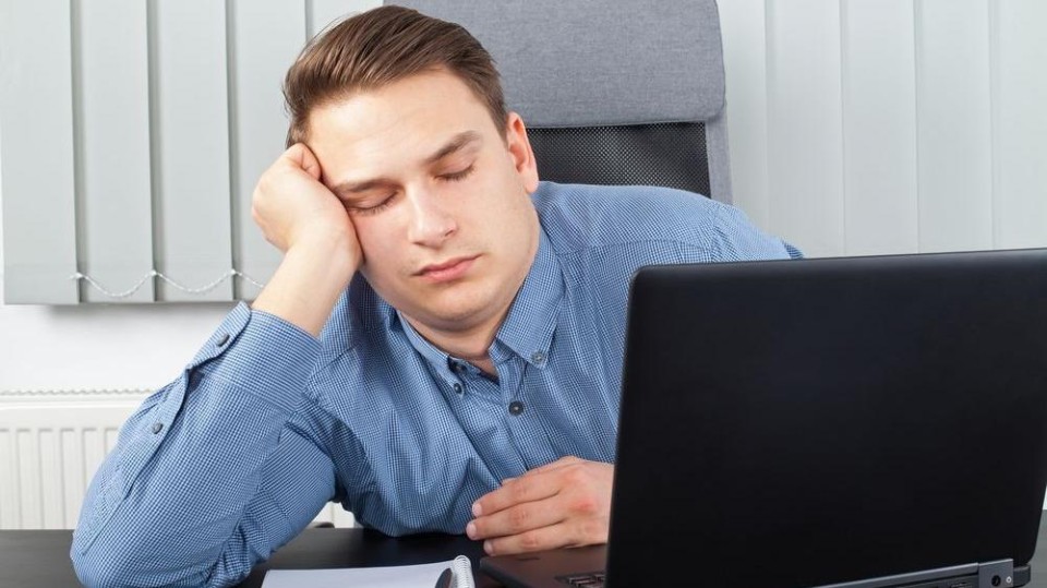 Slapende ambtenaar achter bureau