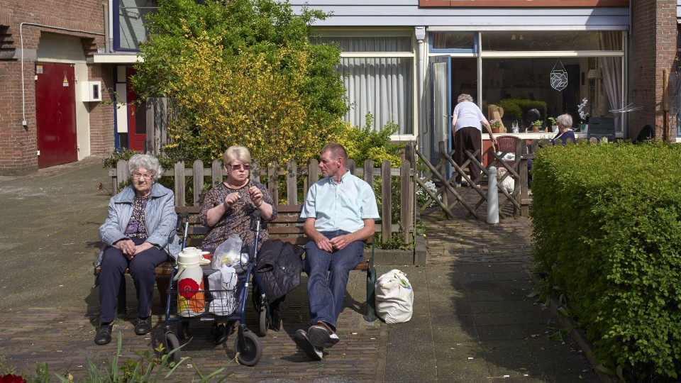 Inwoners bij seniorenwoningen in Delft.