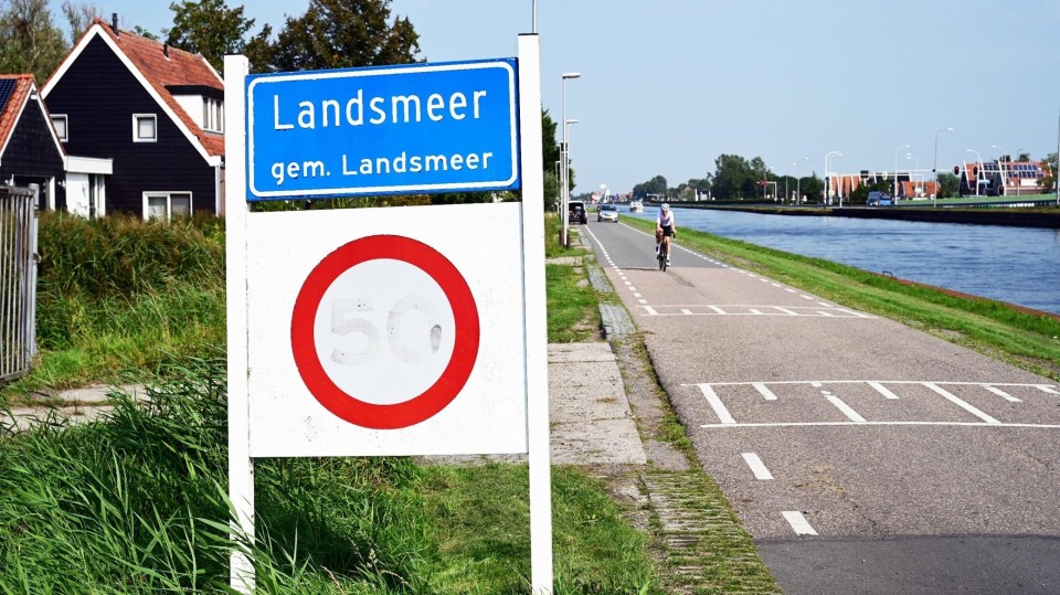 Plaatsnaambord Landsmeer, een gemeente in de Noord-Hollandse regio Waterland 