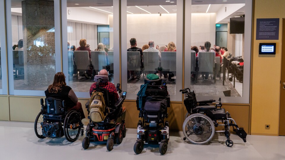 Rolstoelgebruikers bij commissiedebat Tweede Kamer over VWS begroting in maart 2026