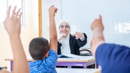 Geld voor opleiden statushouders tot docent