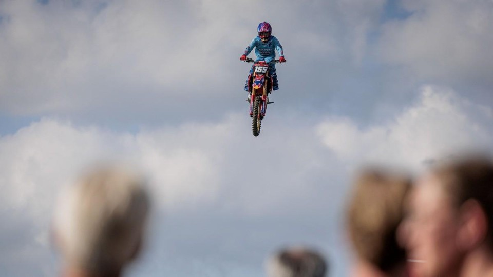Een stuntrijder tijdens het Achterhoekse festival Zwarte Cross.