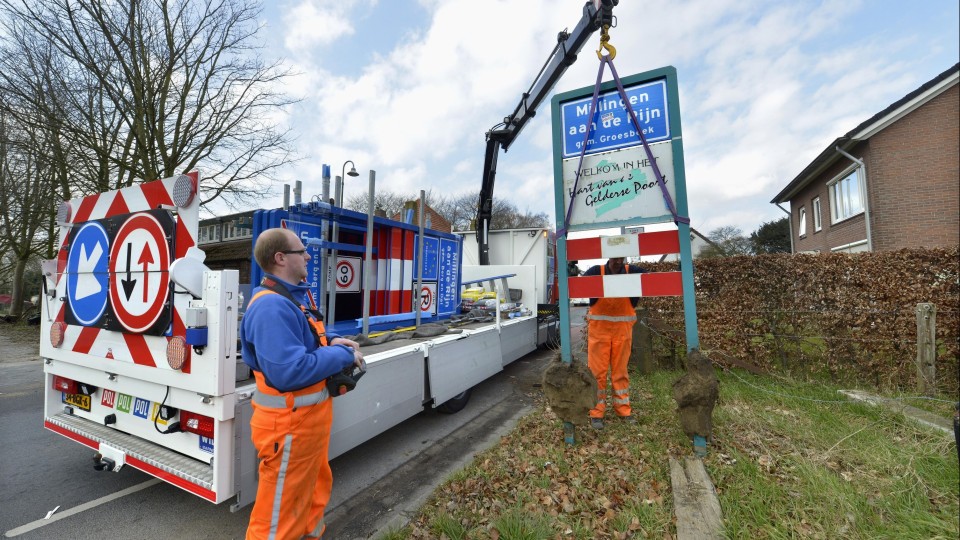 Vanwege een gemeentelijke herindeling worden de komborden vervangen