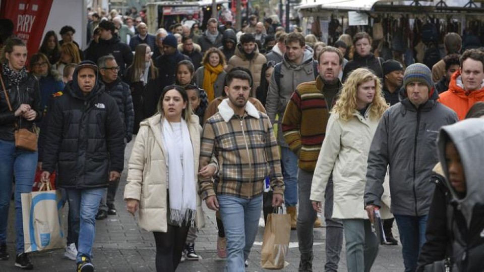Winkelende mensen in winkelstraat
