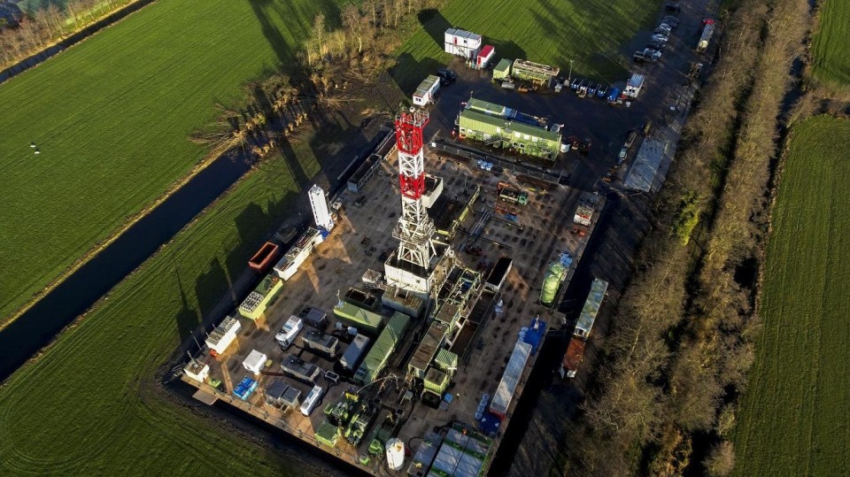Een luchtfoto van een onderzoeksboring bij De Bilt, onderdeel van het landelijk onderzoek naar nieuwe bronnen voor geothermie.