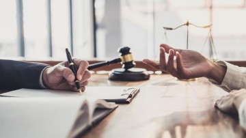 Prominenten starten juridische strijd tegen overname Solvinity