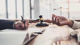 Prominenten starten juridische strijd tegen overname Solvinity