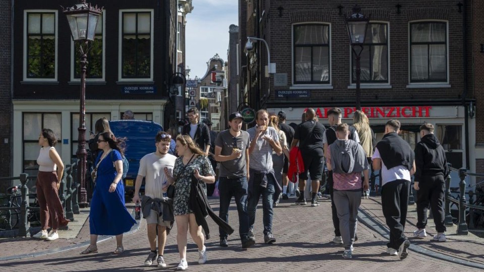 Drukte op de Wallen op een zomerse dag