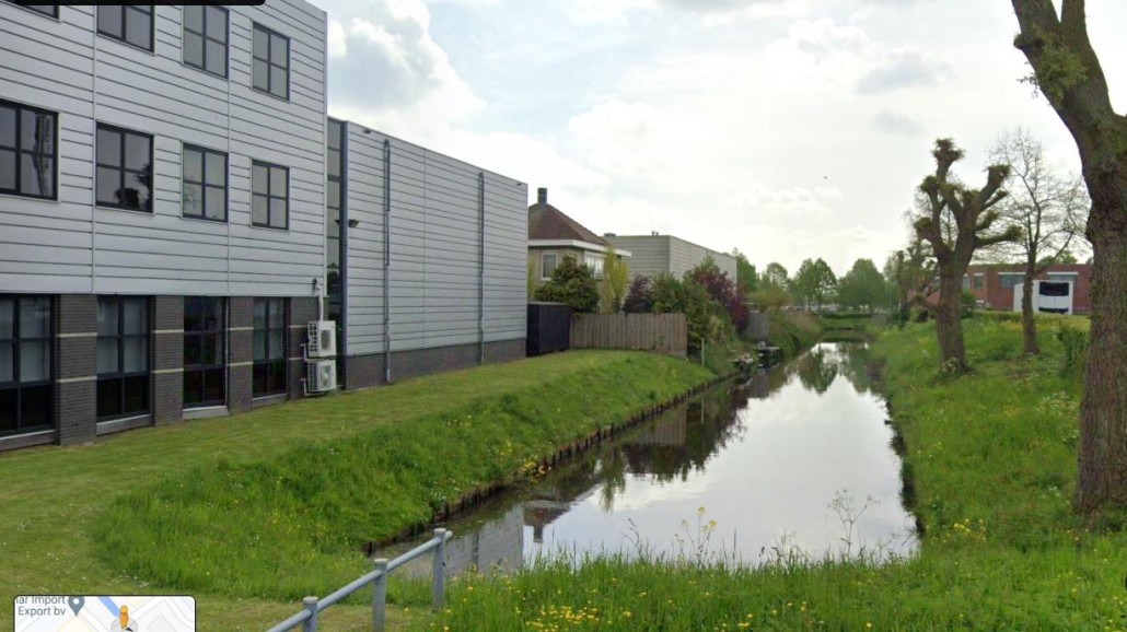 Verontreinigde sloot op een Haags bedrijventerrein.