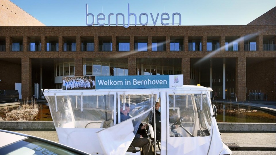 Een pendelwagen voor het ziekenhuis Bernhoven in Udel, Noord-Brabant.