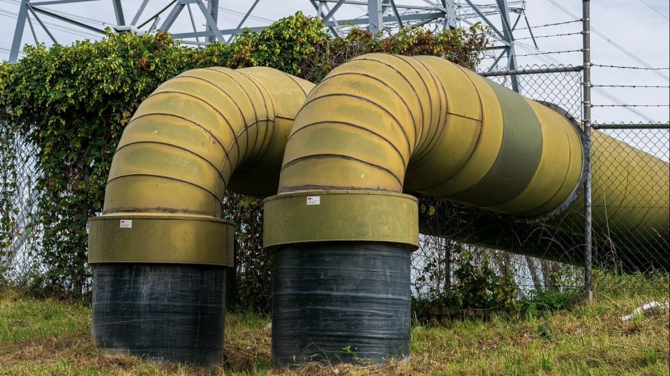 Leidingen van een warmtenet bij Geertruidenberg in Noord-Brabant, van warmtebedrijf Ennatuurlijk