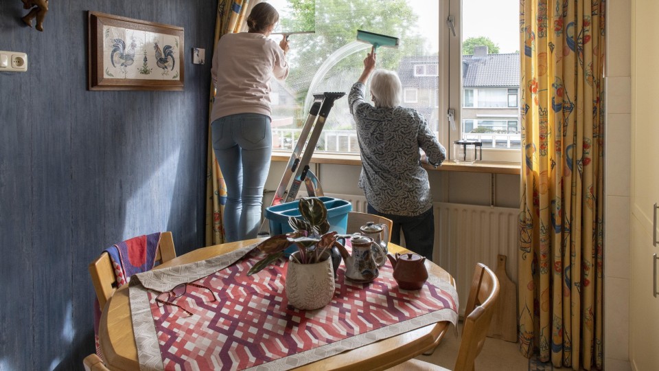 Een oudere dame maakt gebruik van huishoudelijke hulp