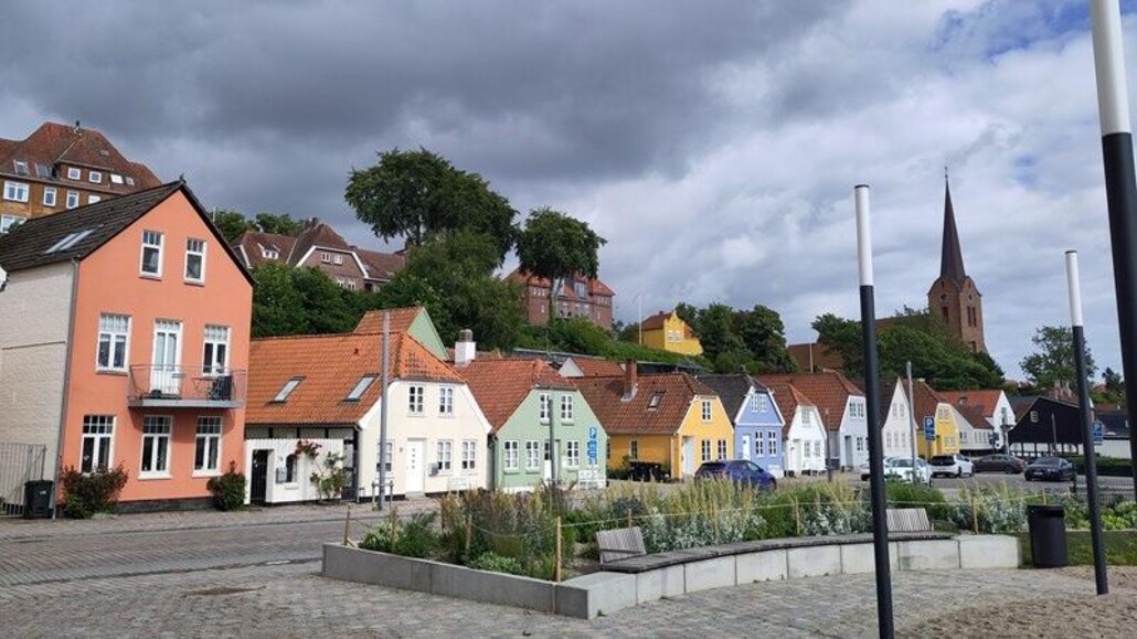 Gekleurde voormalige vissershuizen in Sønderborg.