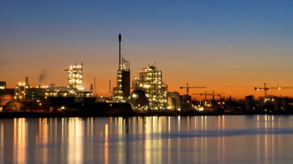 Fabriek van Chemour aan de Merwerde