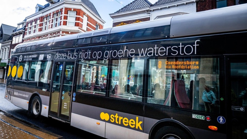 Een lijnbus van het Italiaanse openbaarvervoerbedrijf Qbuzz in Groningen.