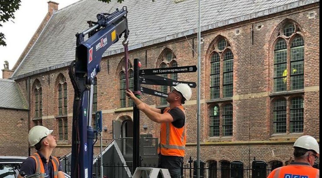 Medewerkers OFN bij kerk
