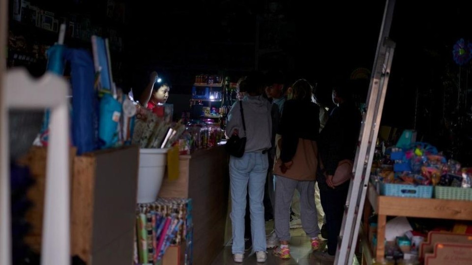 Bezoekers van een Spaanse bazaar waar verlichting is uitgevallen