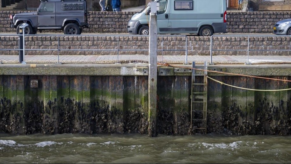 Een kade in de haven van Terschelling.