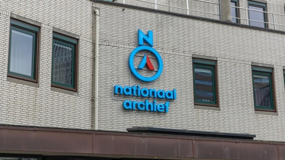 gevel van het Nationaal Archief met logo
