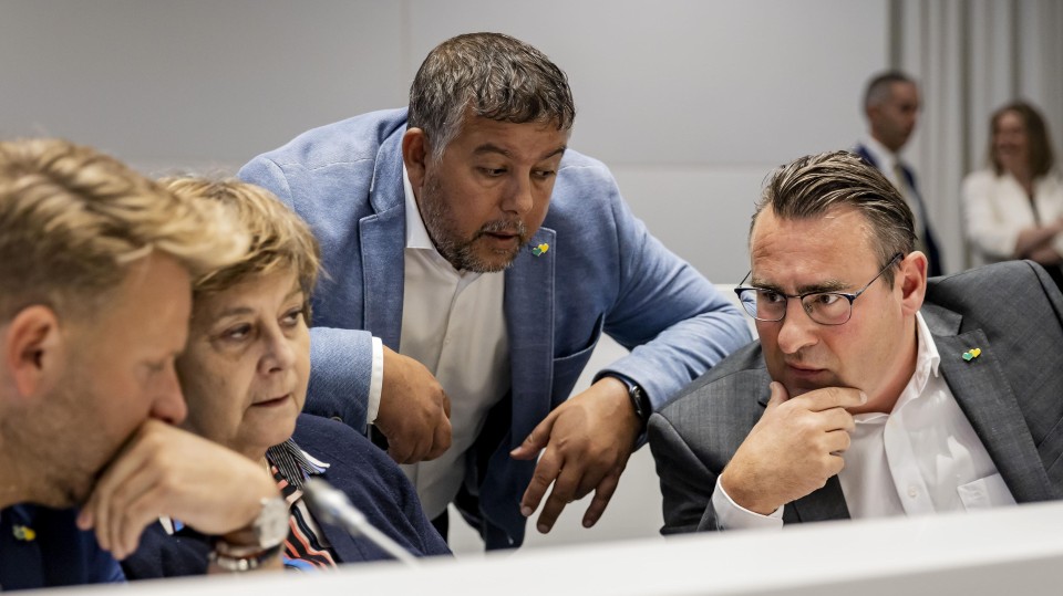 Gemeenteraadsleden Ralf Sluijs, Rita Verdonk, Rachid Guernaoui en Richard de Mos (Hart voor Den Haag) tijdens een schorsing van de…