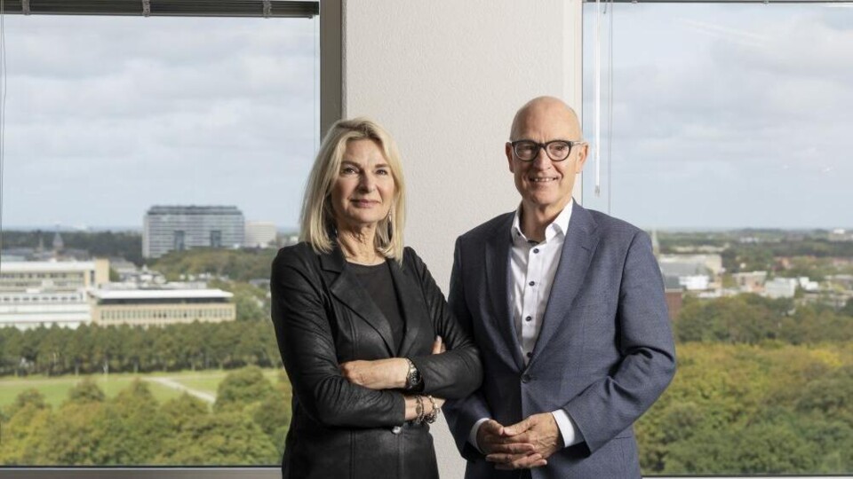 Klokkenluider Marleen de Wilde en voorzitter Cornelis van der Werf van het Huis voor Klokkenluiders