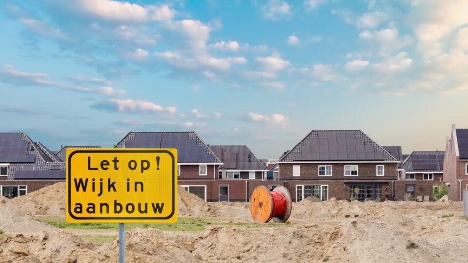 een wijk in aanbouw met een bord waarop staat 'Let op! Wijk in aanbouw'