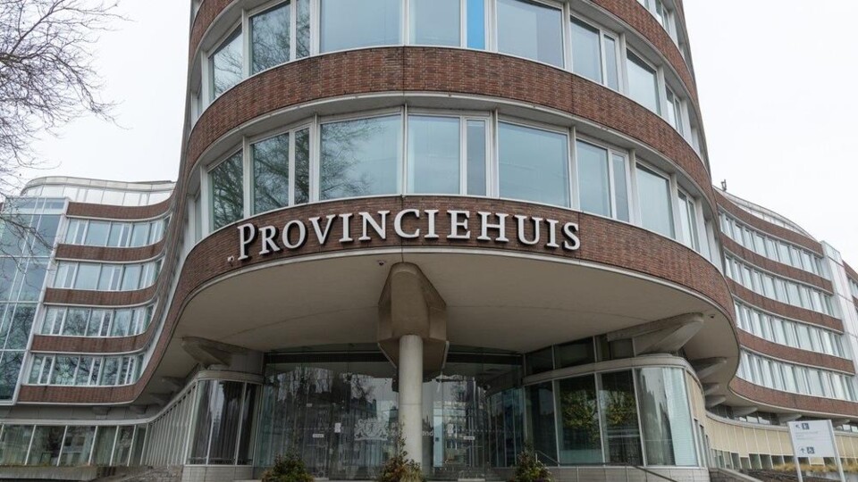 Gebogen gebouw met grote ramen en bord 'Provinciehuis' boven de ingang in Zuid-Holland.