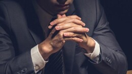 ‘Laat overheid vaker zelf ambtenaren screenen’