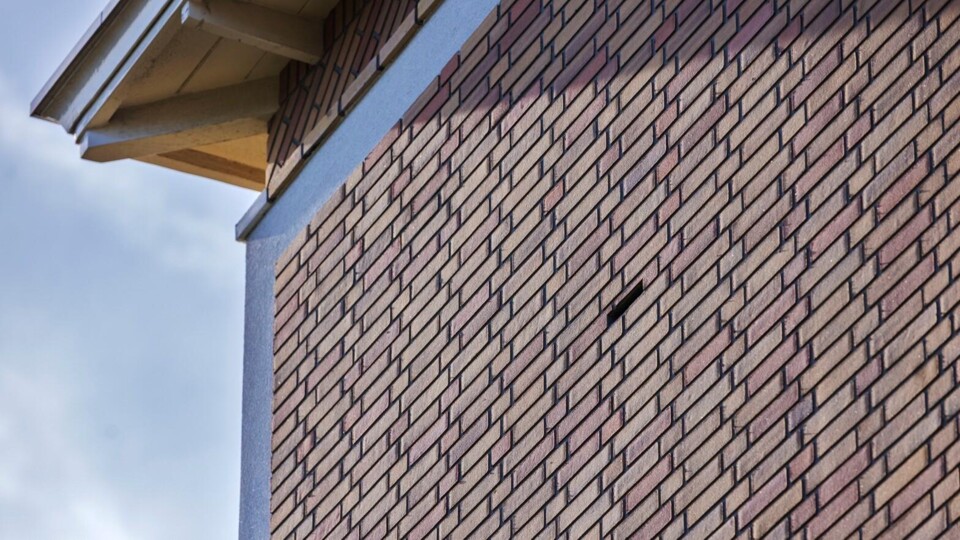 Een vleermuisspleet in een net gerenoveerd woningcomplex van Hof Wonen in Moerwijk-West in Den Haag.