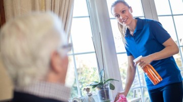 Schrappen huishoudelijke hulp drijft kosten langdurige zorg op