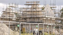 VNG: 1.300 bouwprojecten stil door schorsing van bouwcontroleur