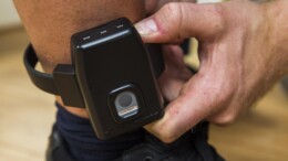 Amsterdam doet proef met gps-apparaat dat enkelband herkent 