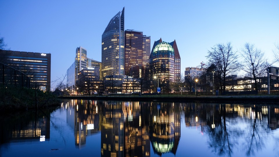 Den Haag in de avond. Rechts op de voorgrond de Zurichtoren, waar onder andere de Algemene Bestuursdienst is gehuisvest