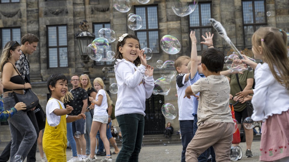 kinderen spelen met bellenblaas op de Dam