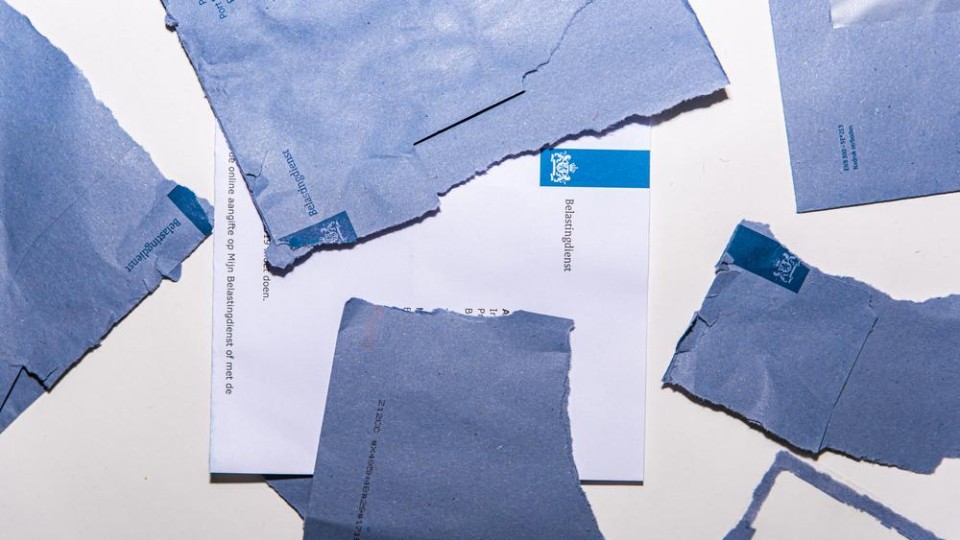 Verscheurde blauwe enveloppen van de Belastingdienst