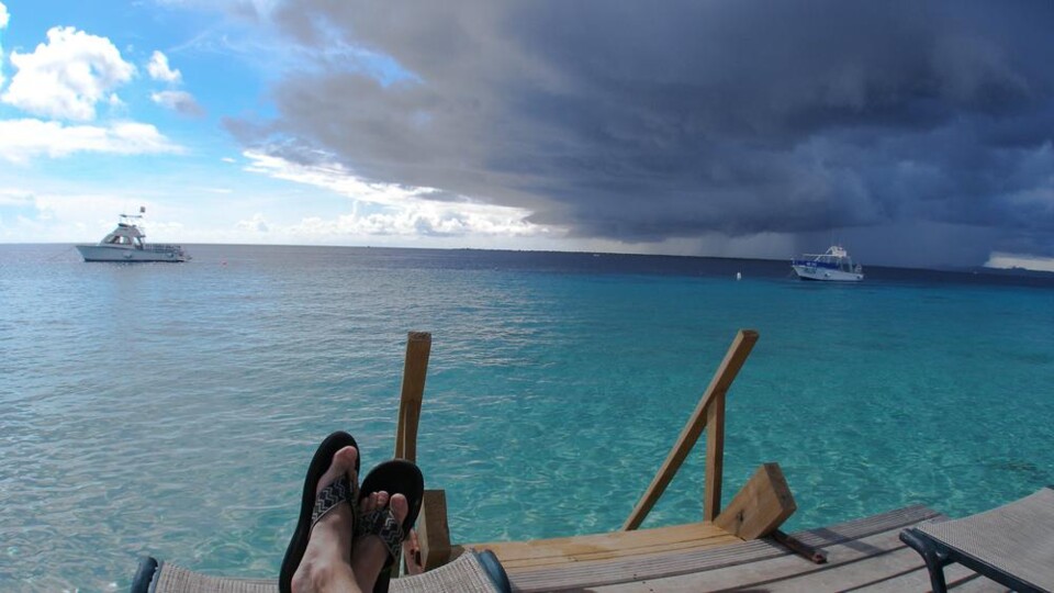 Donkere wolken boven haven Bonaire