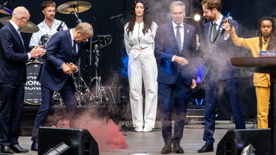 Rookbom op het podium na toespraak Dick Schoof op bevrijdingsfestival