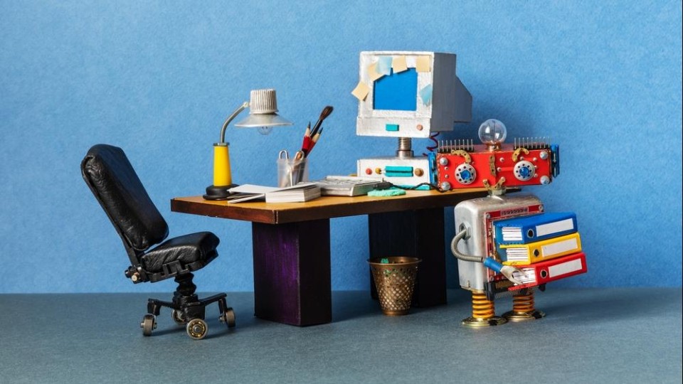 geknutselde robot met bureau en computer