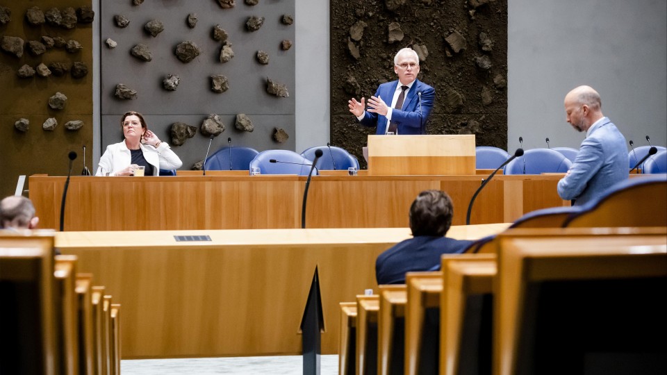 Stikstofminister Christianne van der Wal en landbouwminister Piet Adema donderdag tijdens het plenaire landbouw- en natuurdebat in de…
