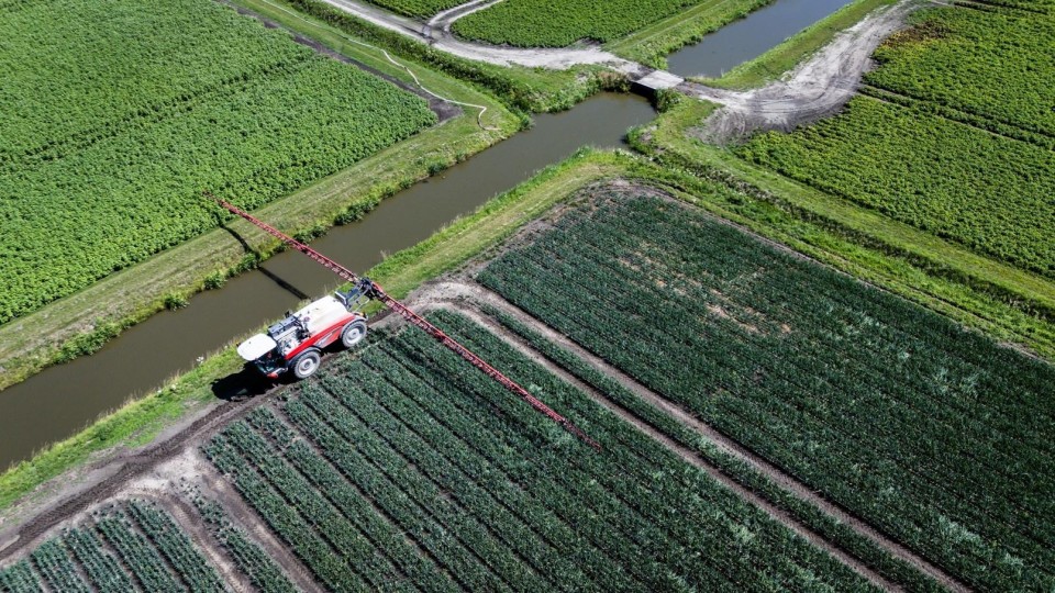 Op landerijen bij Benthuizen in Zuid-Holland wordt gewasbescherming gespoten.