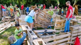 1.200 kinderen met spijkers en balken